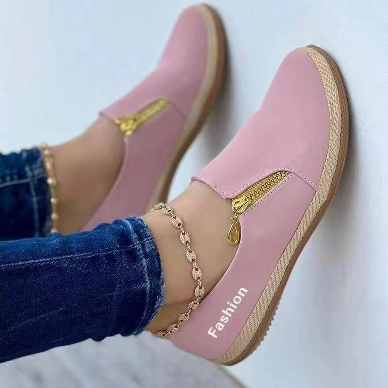 Lichtgewicht dames slip-on sneakers voor de zomer. Comfortabele en stijlvolle instappers voor casual gebruik.