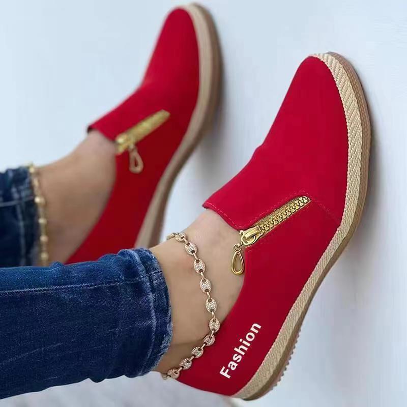 Comfortabele dames slip-on sneakers met een sportieve, casual uitstraling. Perfecte zomer instappers.