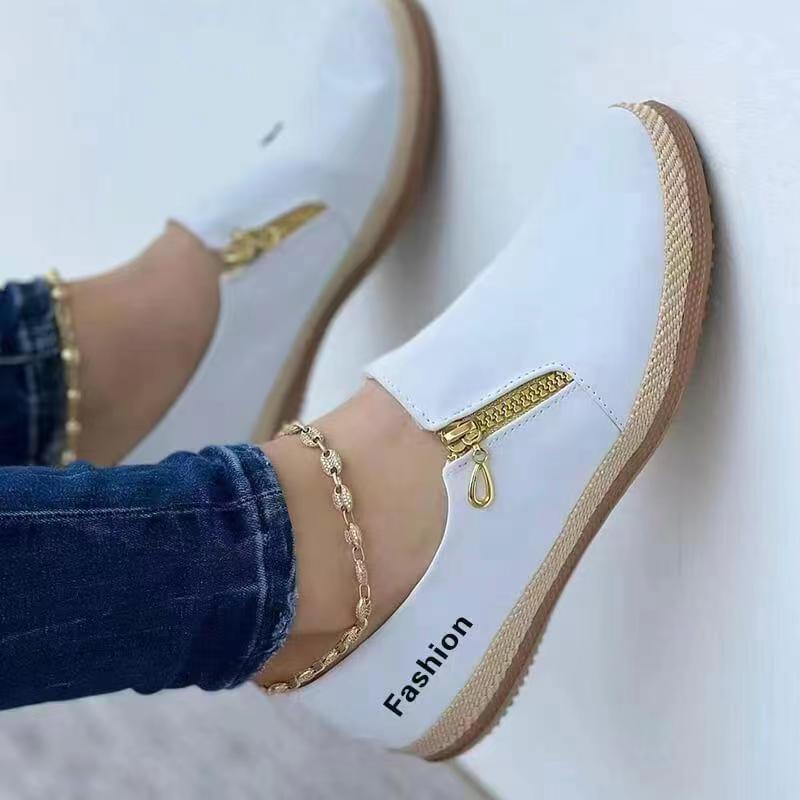 Lina dames slip-on sneakers, comfortabel en stijlvol. Deze lichtgewicht instappers zijn perfect voor elke outfit.