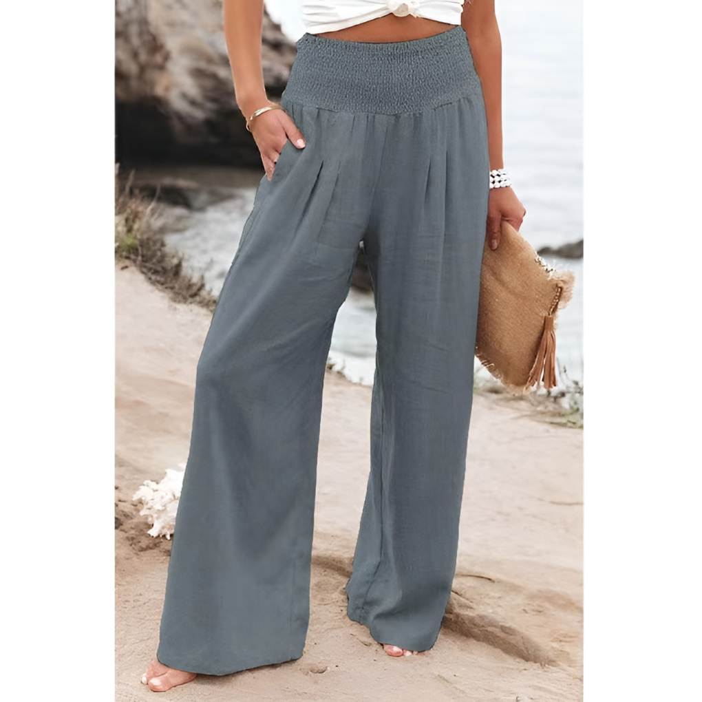 Model draagt een modieuze dames linnen broek met hoge taille, perfect voor een zomerse look.