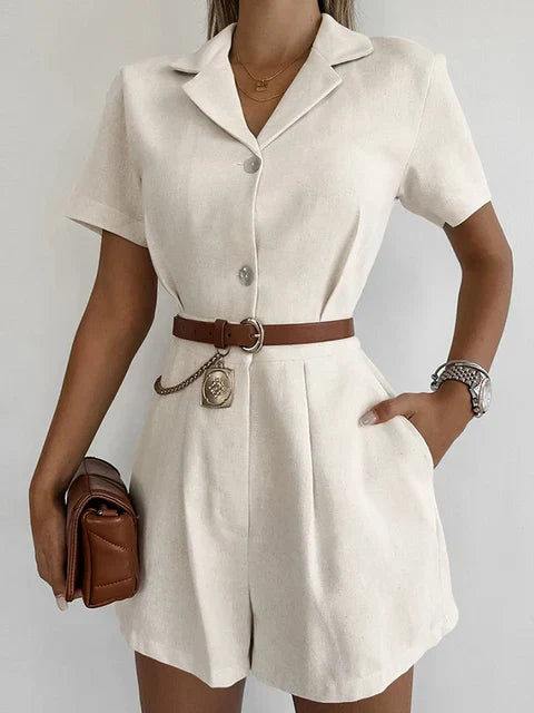Dames linnen zomerjumpsuit met korte mouwen in beige; comfortabel en modieus voor elke gelegenheid.