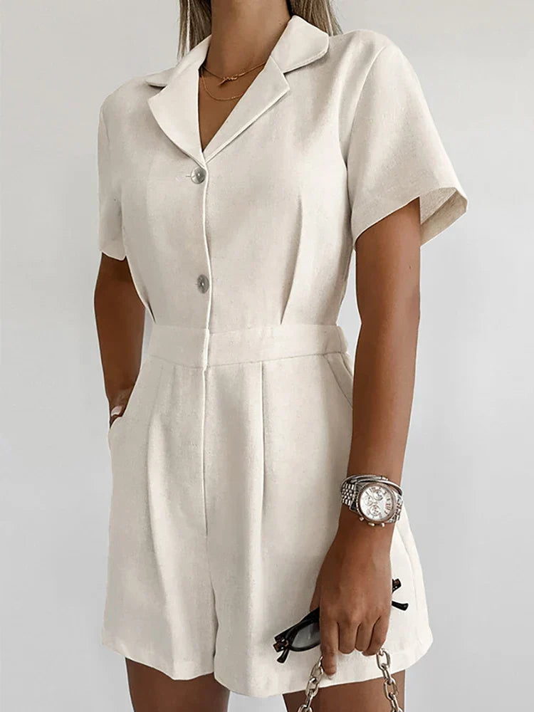 Comfortabele beige dames jumpsuit met korte mouwen, ideaal voor warme zomerdagen; ademend linnen.