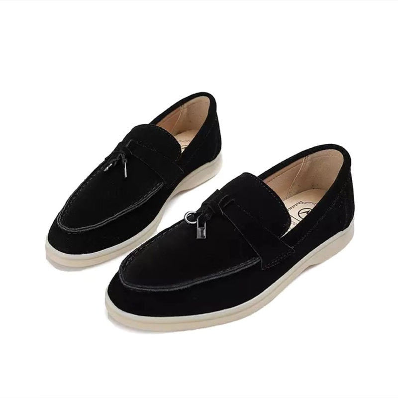 Dames instappers met gepunte teen gedragen, benadrukken stijl en comfort voor lente/zomer mode en elegantie.
