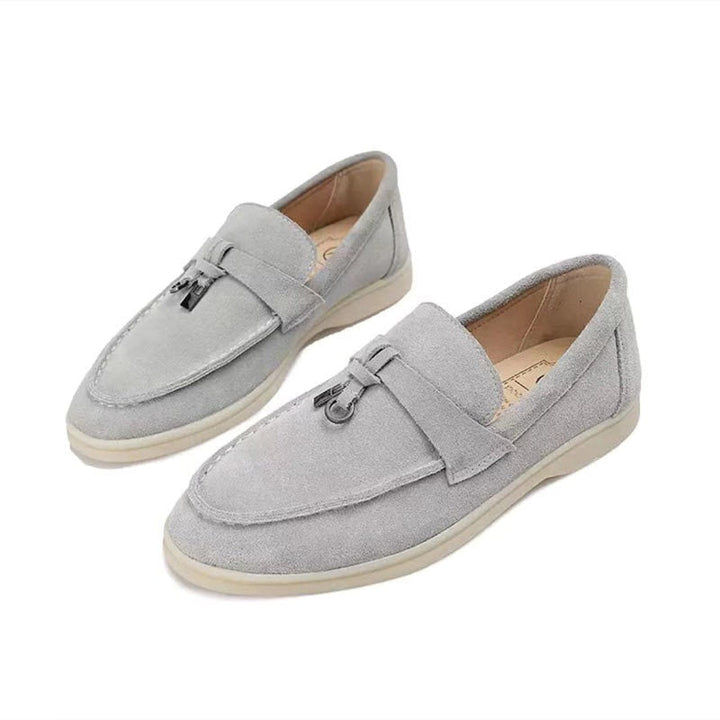 Chique dames loafers met gepunte teen. Platte schoenen bieden comfort en stijl voor elke dag. Ideaal voor lente.