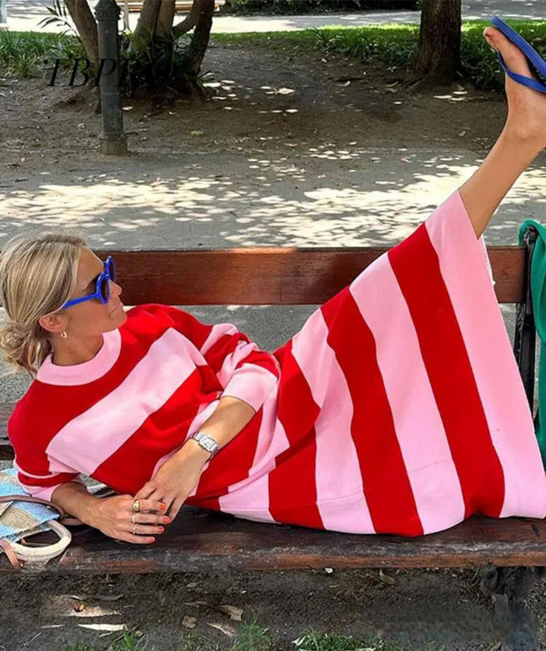 Dames luchtige gestreepte zomerjurk Malou met losse pasvorm, perfect voor comfortabele zomerdagen en strandvakanties.