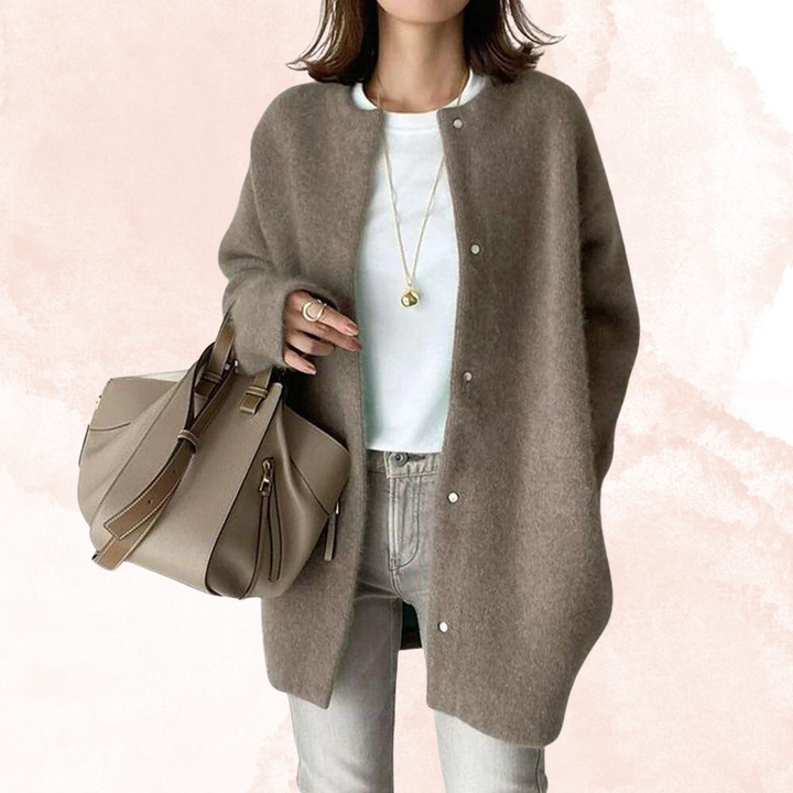 Chique khaki damesjas, ideaal als lente- of zomerjas. Casual en toch elegant, met een tijdloze uitstraling.