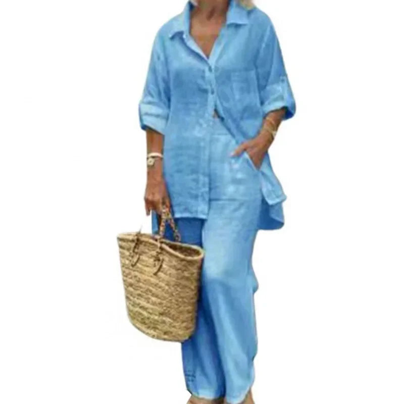 Dames Amaris linnen combi, oversized blouse en broek, getoond in een ontspannen, casual en luchtige zomerse omgeving.