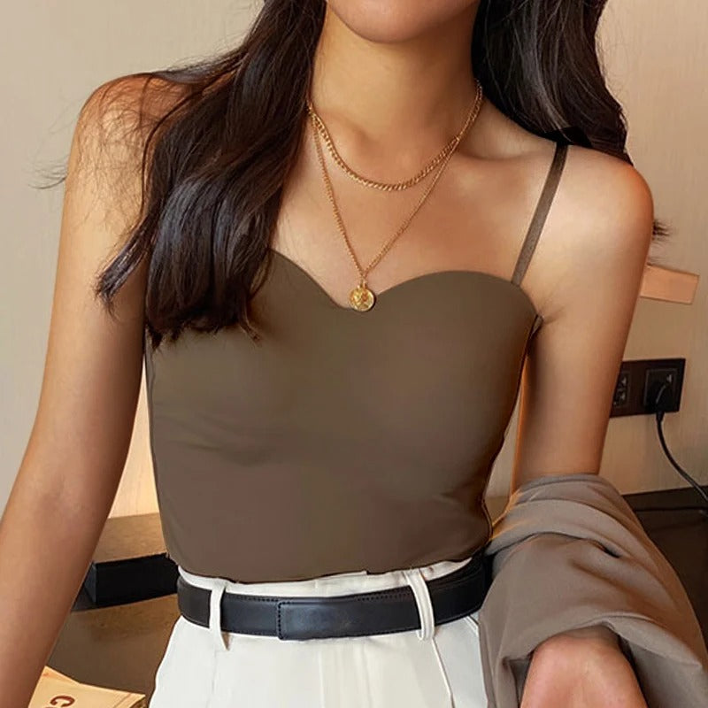 Vrouw draagt luchtige tanktop met ingebouwde bh; perfect voor zomerse dagen en casual outfits.