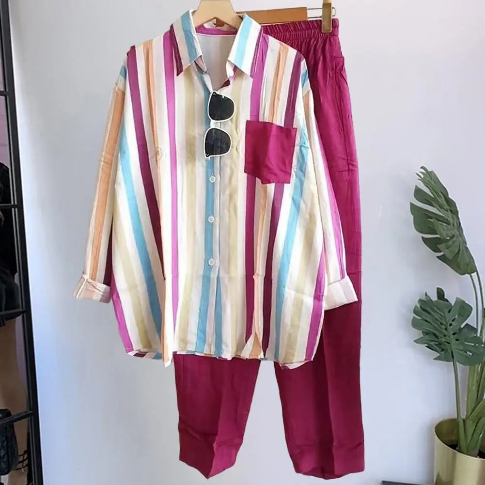 Dames luchtige tweedelige zomerset. Comfortabel linnen shirt en wijde broek voor stijlvolle dameskleding.