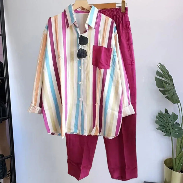 Dames luchtige tweedelige zomerset. Comfortabel linnen shirt en wijde broek voor stijlvolle dameskleding.