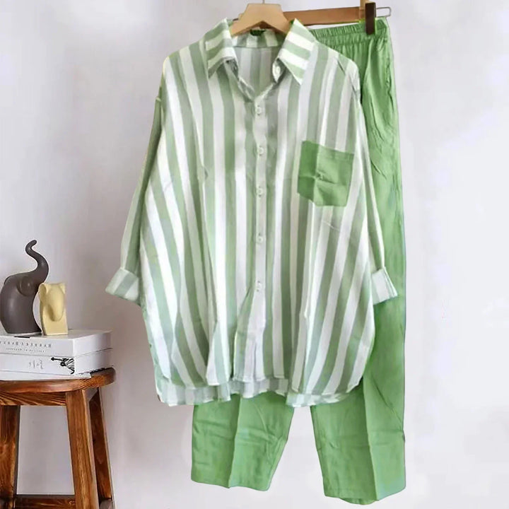 Stijlvolle tweedelige zomerset voor dames. Luchtig shirt & comfortabele wijde broek, ideaal voor vrije tijd.