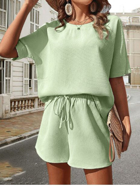 Modieuze dames zomerset met ontspannen pasvorm: luchtige top en shorts, ideaal voor warme dagen.