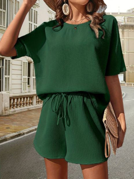 Dames strand outfit: Ninae luchtige top en shorts set, comfortabel en stijlvol voor ontspannen momenten.