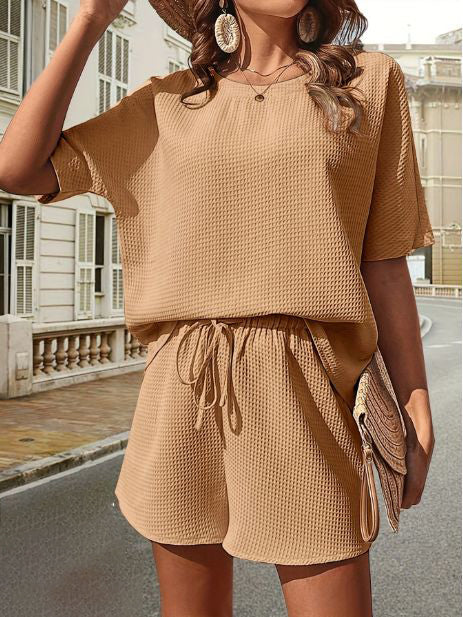 Casual dames zomerset: zachte top met korte mouwen en bijpassende shorts voor een trendy zomerlook.