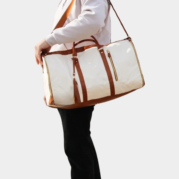 Georganiseerde dames reistas Isabelle, open. Ruime indeling voor kleding en reisaccessoires zonder kreuken.