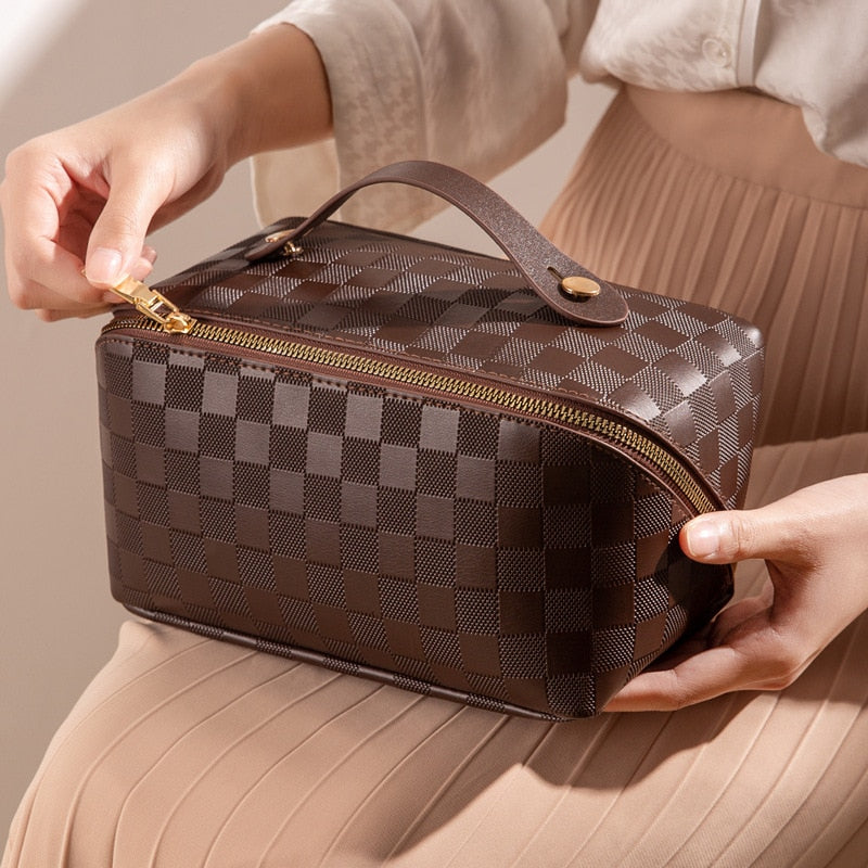 Geopende LuxeCarry make-up tas, toont ruime vakken en ritsen voor georganiseerde opslag van diverse beautyproducten.