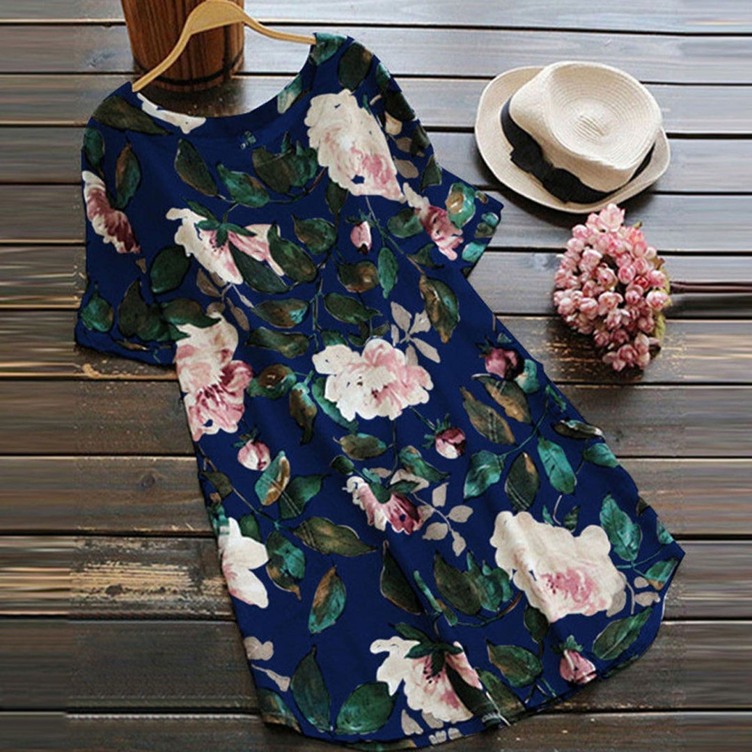 Comfortabele midi dames zomerjurk Malina met bloemenprint, korte mouwen, modieus voor de zomer.