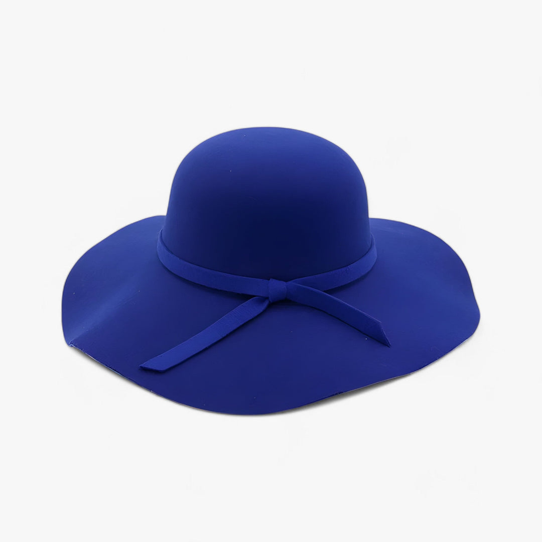 Elegante dames fedora van wolvilt, een warm mode accessoire, perfect voor een chic outfit.