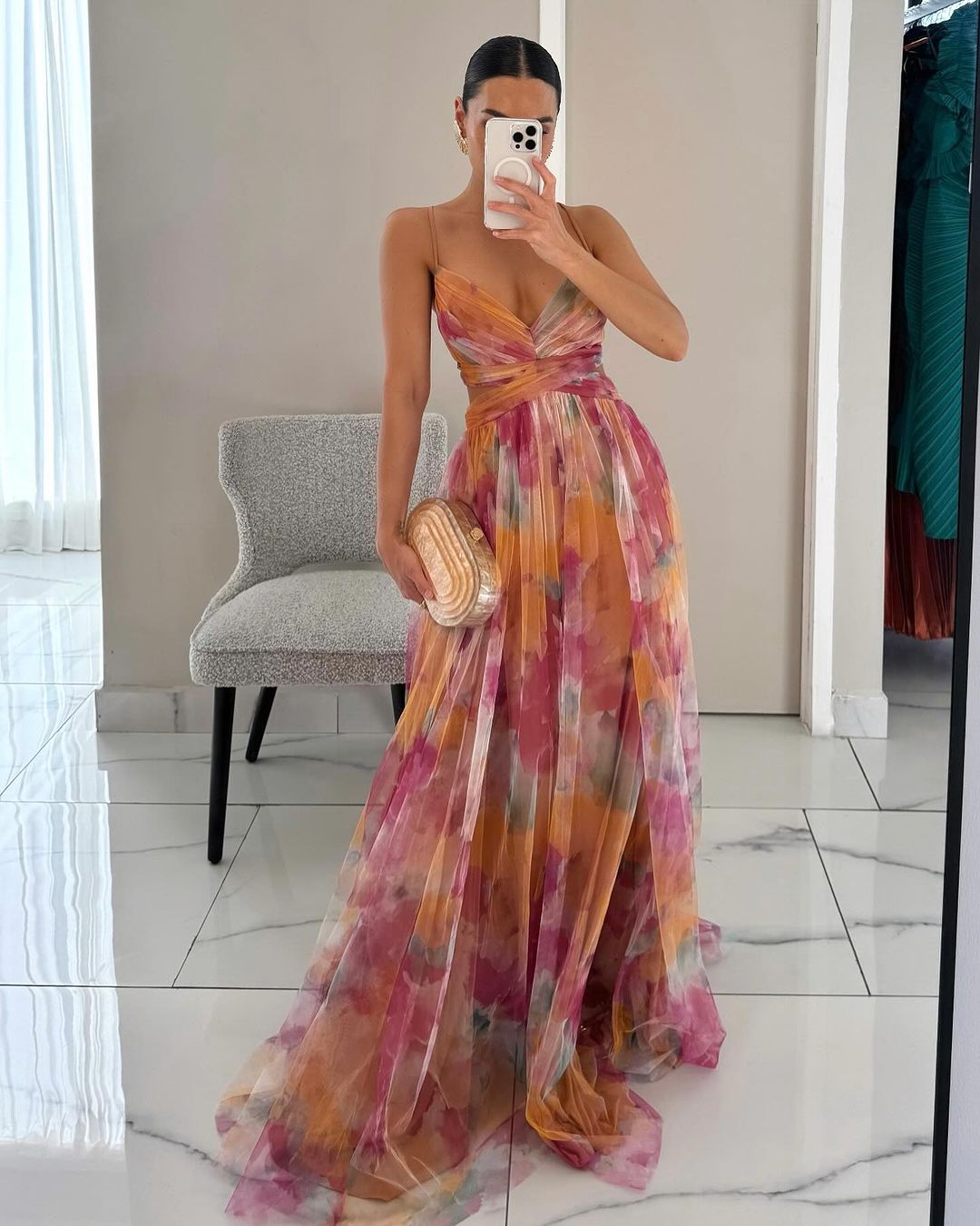 Dames maxi jurk met bloemenprint, A-lijn en spaghettibandjes. Ideaal voor zomer of vakantie.
