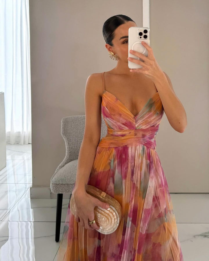 Elegante zomer maxi jurk voor dames met levendige bloemenprint en dunne spaghettibandjes.