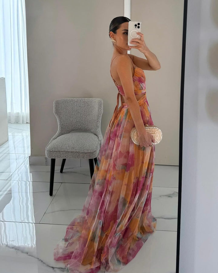 Casual dames strandjurk, een lange maxi jurk met vrolijke bloemenprint en spaghettibandjes.