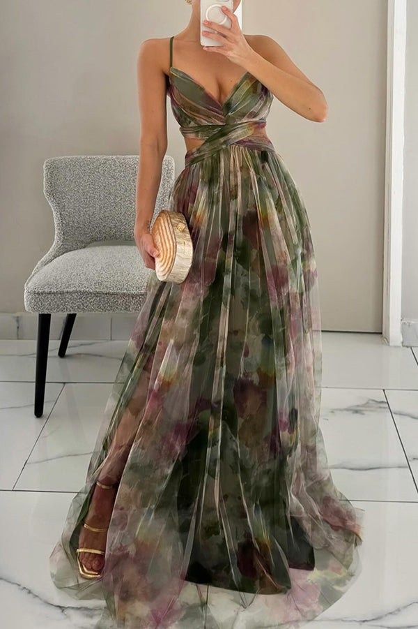 Achteraanzicht van de elegante dames maxi jurk met bloemenprint en fijne spaghettibandjes.