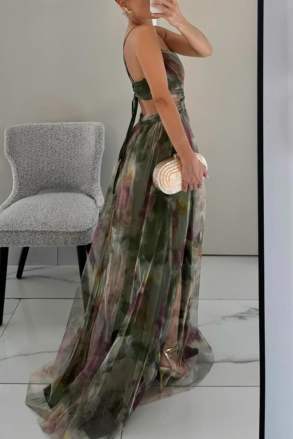 Vooraanzicht van een mooie dames maxi zomerjurk met bloemenpatroon en dunne spaghettibandjes.