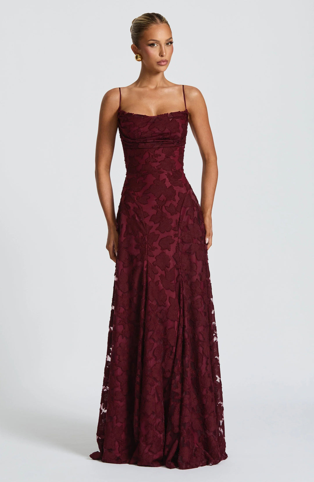 Dames maxi jurk met levendige bloemenprint en verstelbare spaghettibandjes. Ideaal voor zomer.