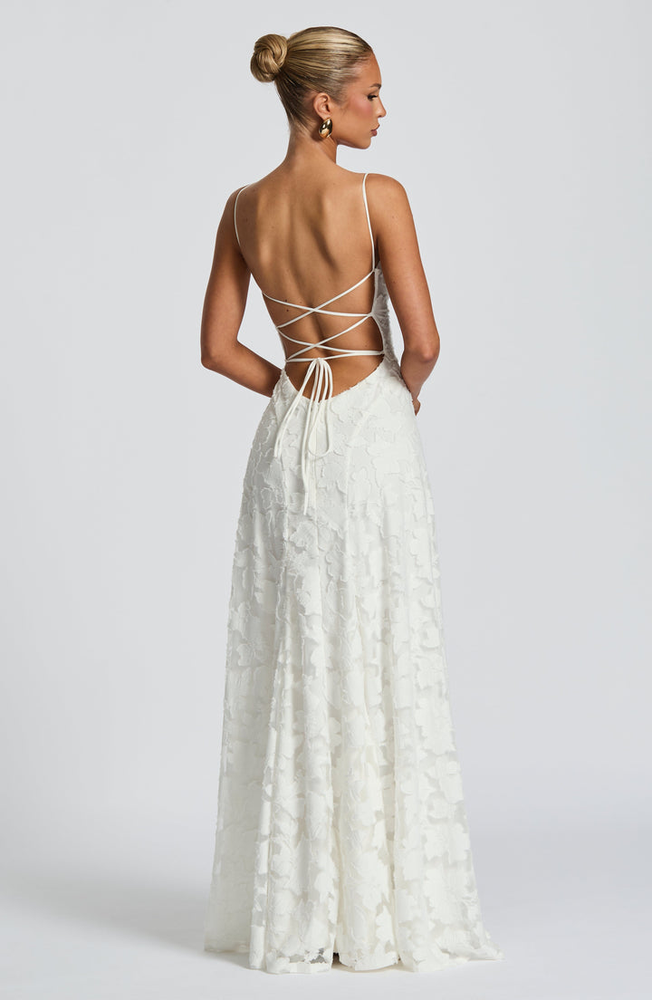 Vrouwelijke A-lijn maxi jurk met bloemmotief en spaghettibandjes. Een elegante keuze voor dames.