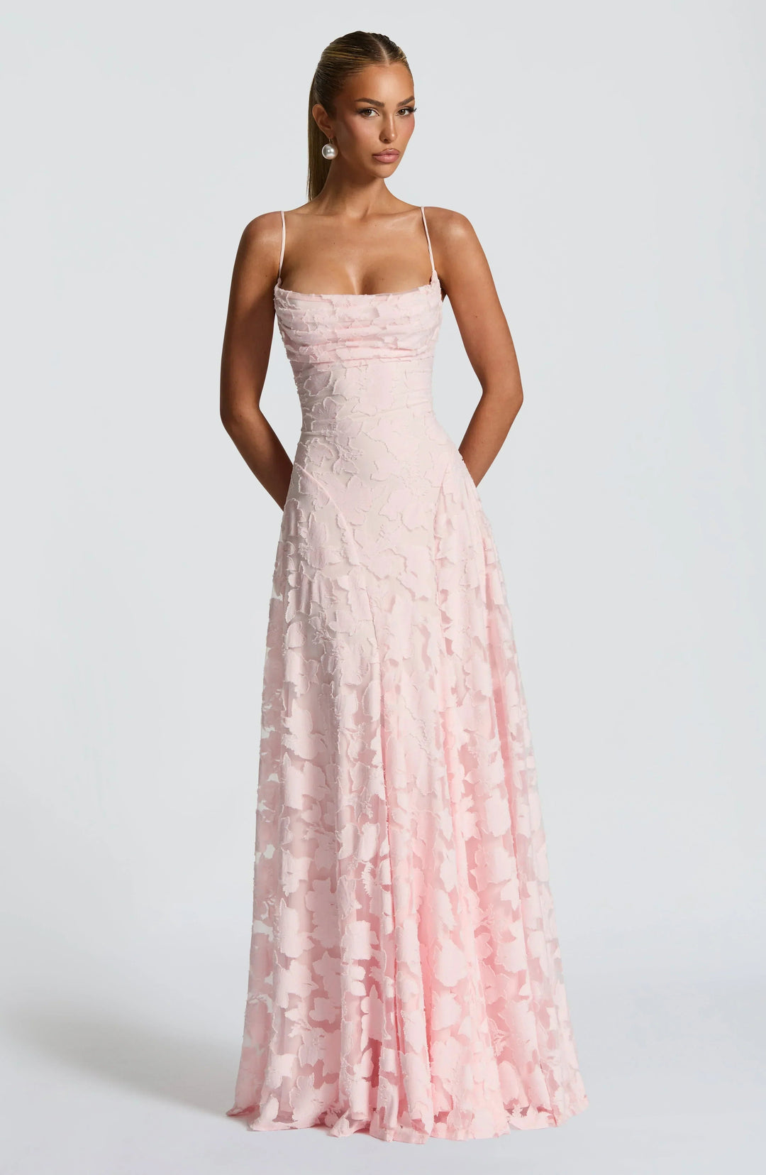 Chique dames maxi jurk met vloeiende bloemenprint en dunne spaghettibandjes. Ideaal voor avonden.