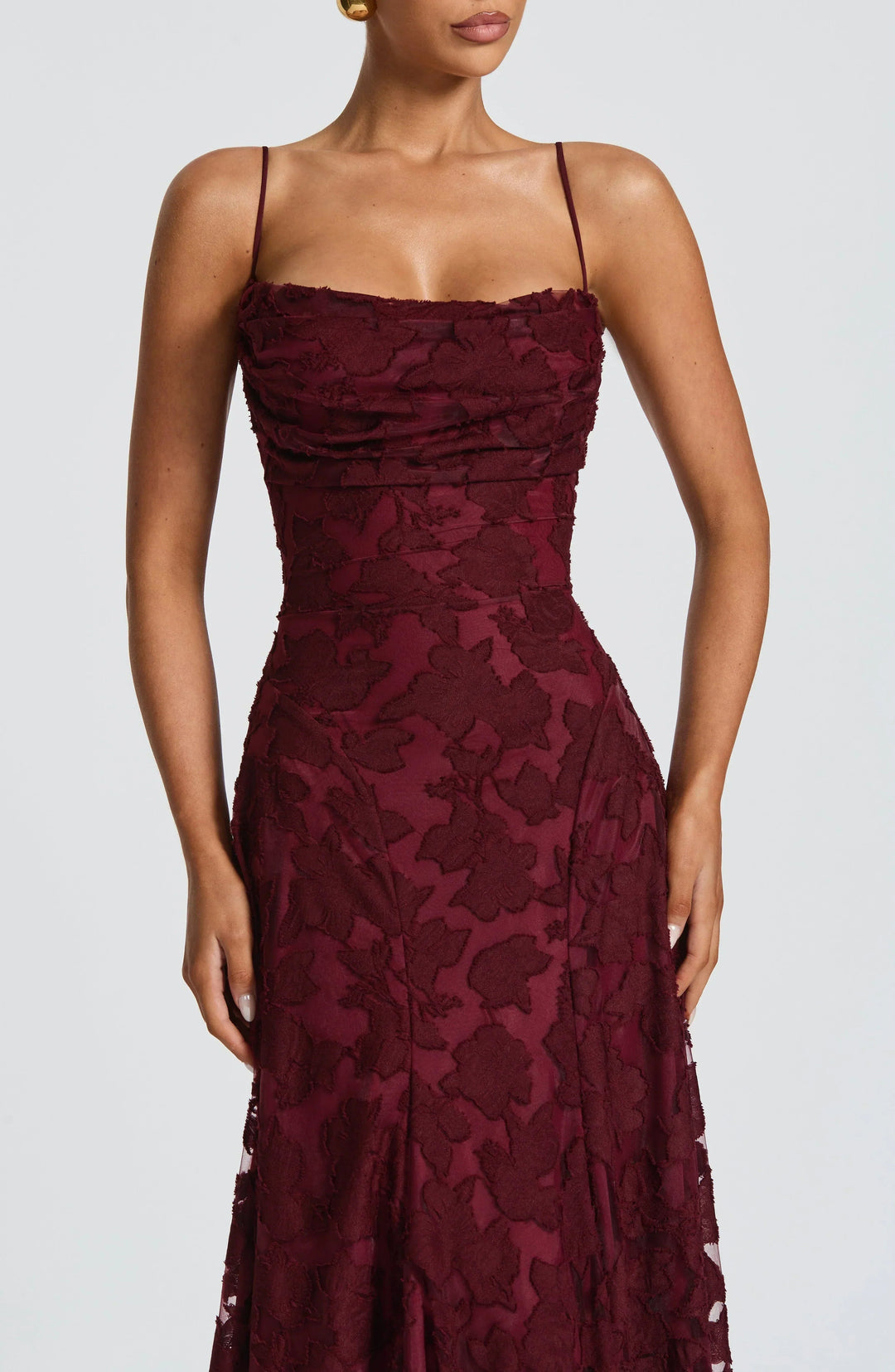 Elegante A-lijn maxi jurk voor dames, voorzien van kleurrijke bloemen en delicate spaghettibandjes.