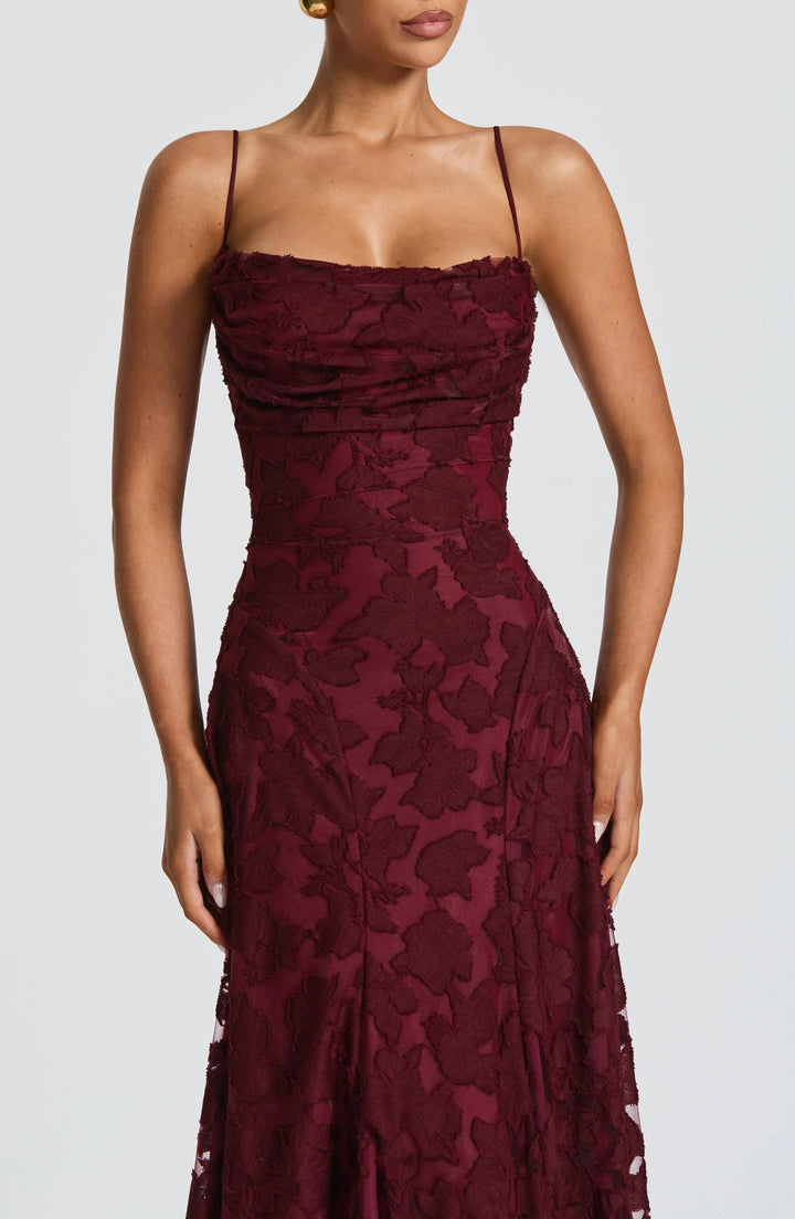 Elegante A-lijn maxi jurk voor dames, voorzien van kleurrijke bloemen en delicate spaghettibandjes.