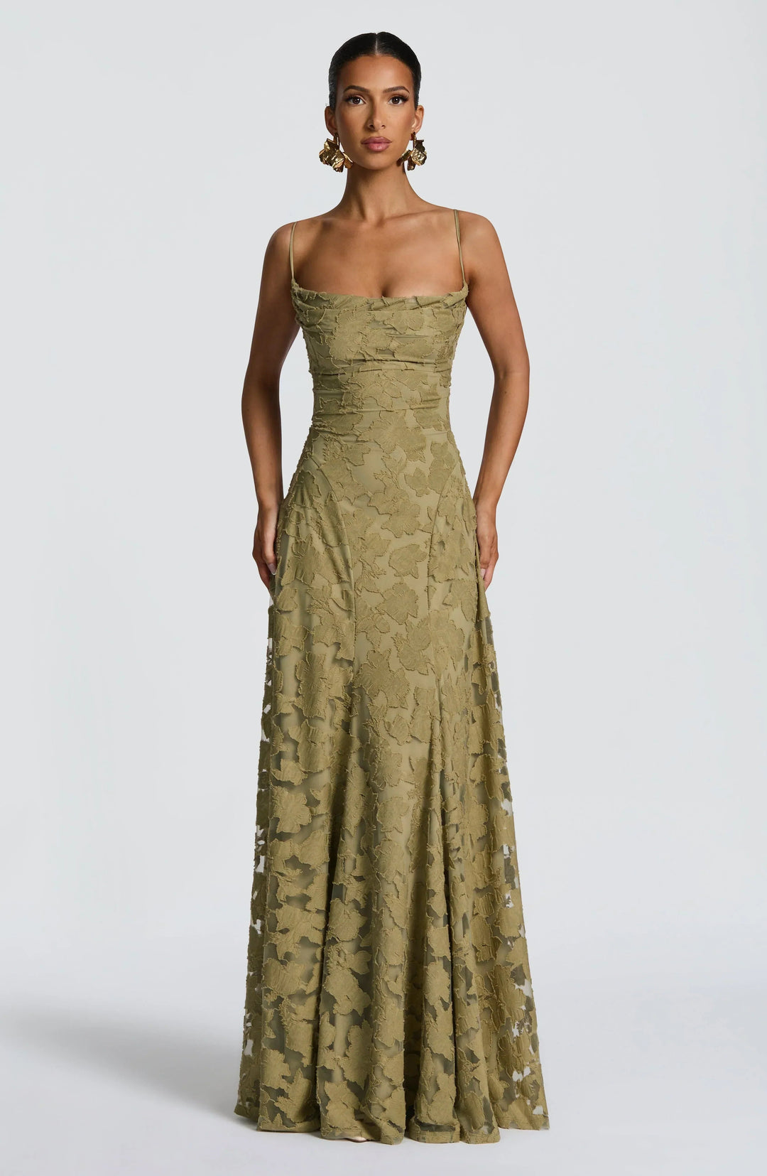 Ivoren dames maxi jurk met subtiele bloemenprint en spaghettibandjes. Chique en lange zomerjurk.