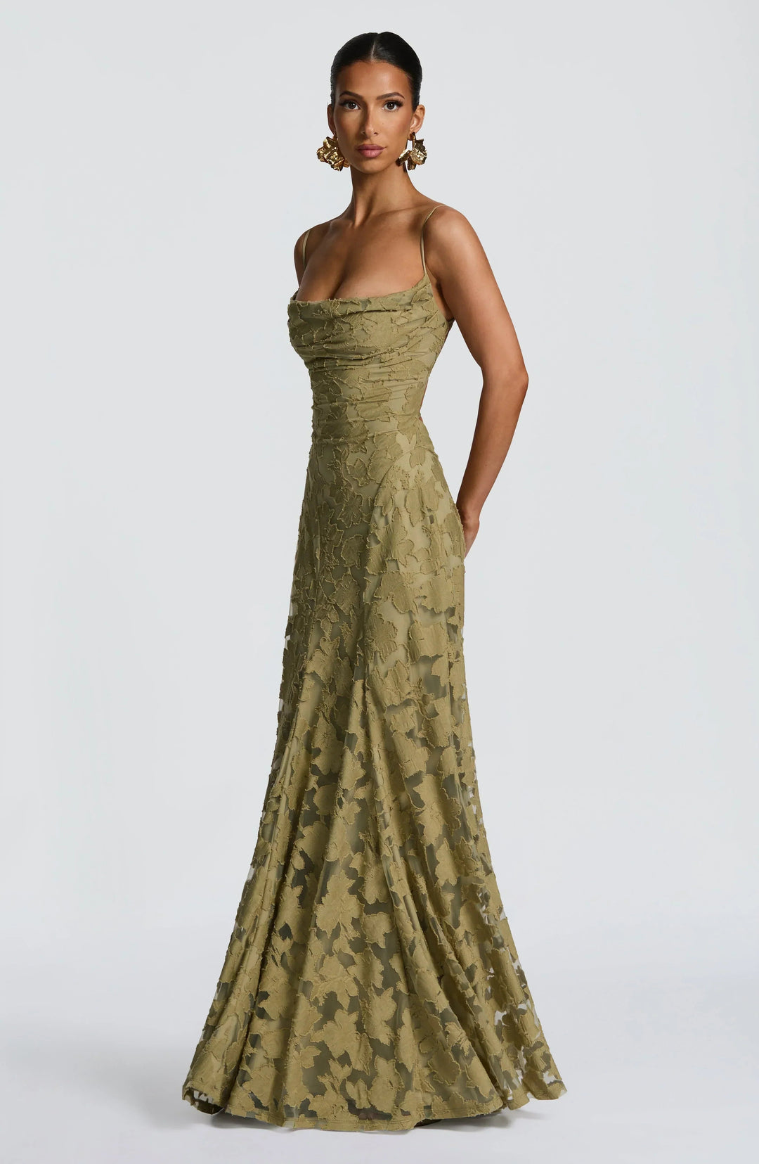 Groene maxi damesjurk met heldere bloemenprint en verstelbare spaghettibandjes. Zomerse elegantie.