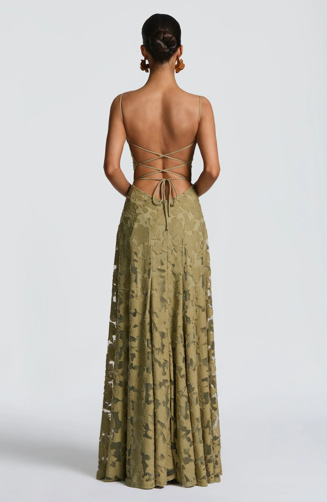 Roze dames maxi jurk met dromerige bloemenprint en dunne spaghettibandjes. Comfortabele lange jurk.