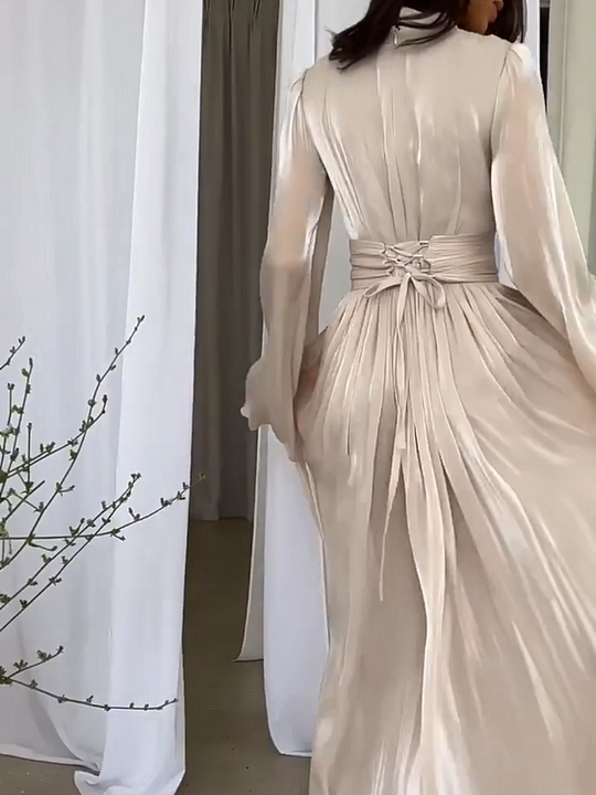 Dames maxi jurk met speels ontwerp en vloeiende pasvorm, ideaal als elegante zomerjurk of casual strandjurk.