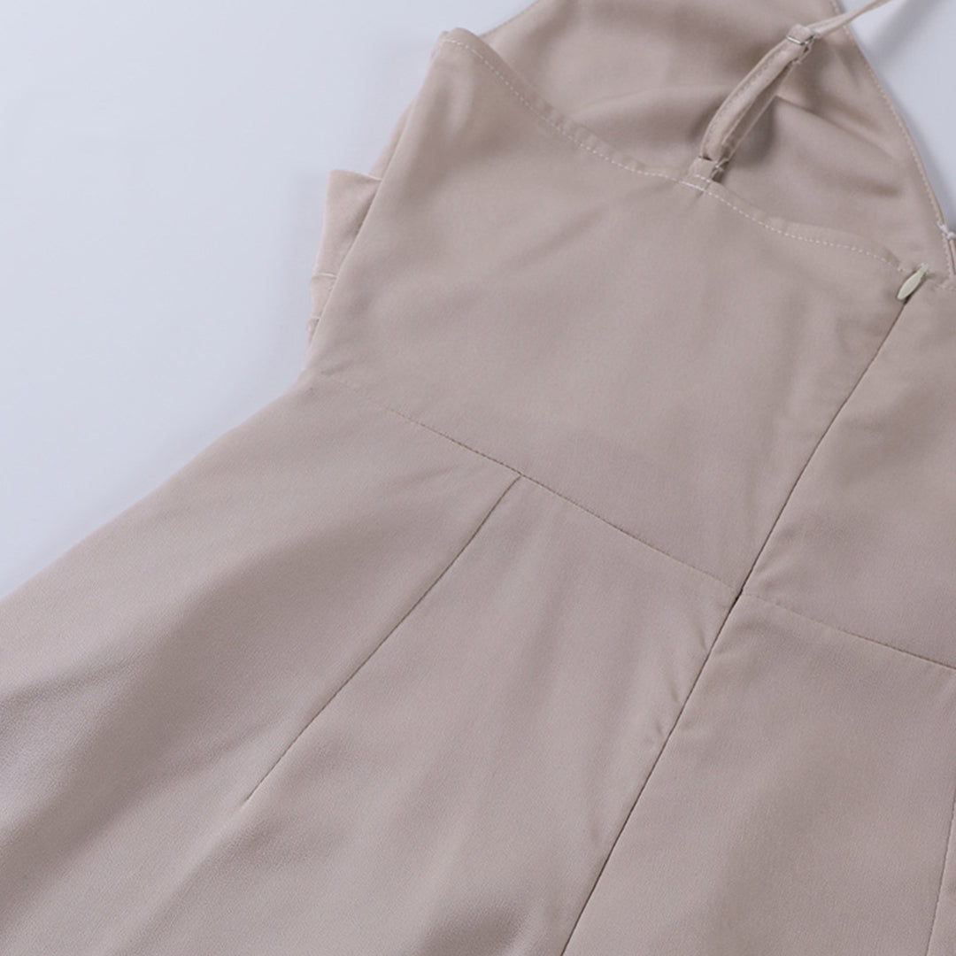 Luchtige dames maxi-jurk met split, spaghettibandjes en V-hals. Perfect voor zomerse damesmode.