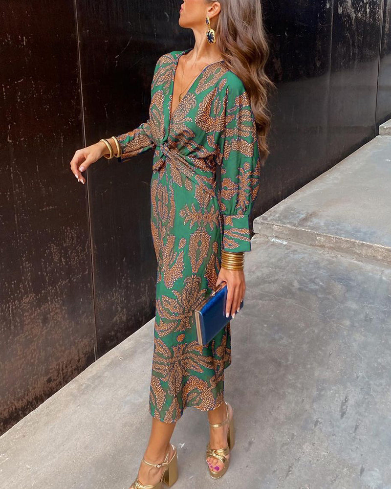 Close-up van de twist voorzijde en levendige print op deze elegante dames maxi-jurk met V-hals.