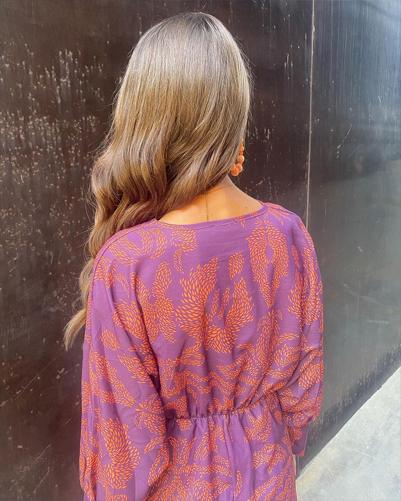 Flatterende dames maxi-jurk met twist detail, modieuze print en V-hals voor een elegante look.