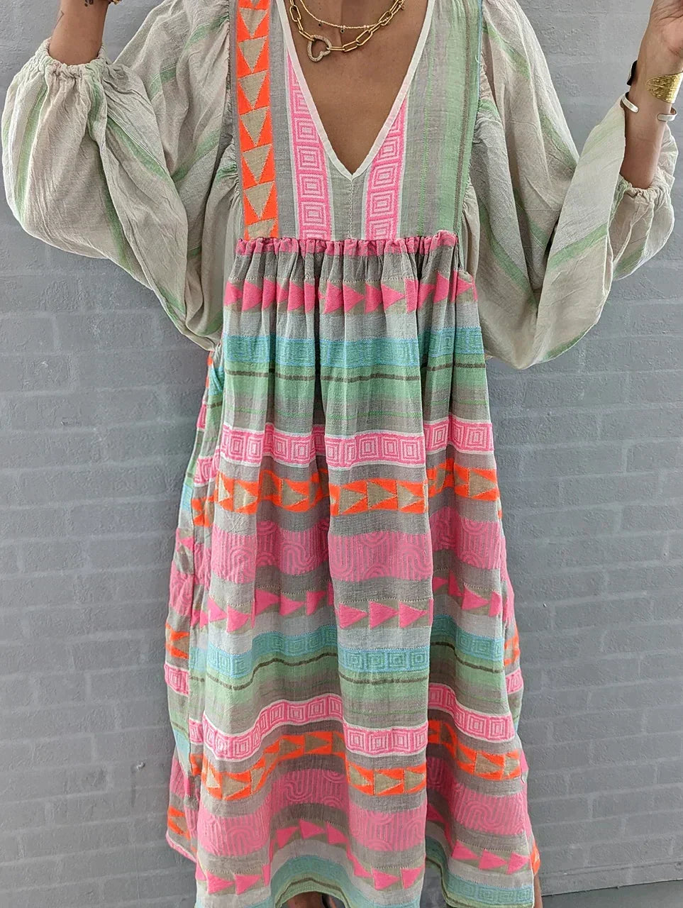 Model draagt vrolijke dames maxi zomerjurk Solenne met kleurverloop, ideaal voor een stijlvolle vakantie.