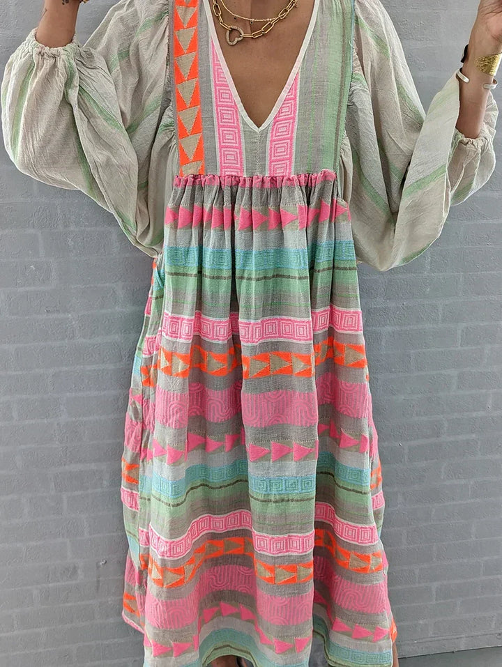 Model draagt vrolijke dames maxi zomerjurk Solenne met kleurverloop, ideaal voor een stijlvolle vakantie.