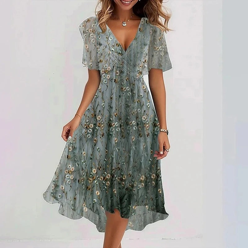 Elegante dames midi wikkeljurk met bloemenprint, v-hals en vlindermouwen. Perfecte zomer- of feestjurk met strikceintuur.