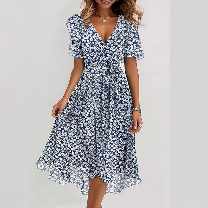 Wikkel midi jurk dames met trendy bloemenprint, stijlvolle v-hals en vlindermouwen. Inclusief strikceintuur en ruffle zoom.