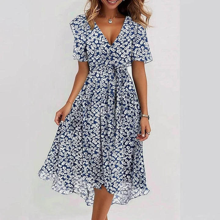 Wikkel midi jurk dames met trendy bloemenprint, stijlvolle v-hals en vlindermouwen. Inclusief strikceintuur en ruffle zoom.