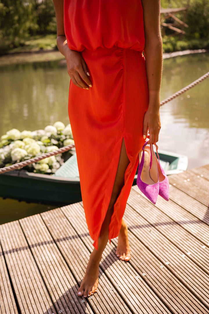 Feestjurk: elegante mouwloze midi jurk voor dames. Met halskraag en hoge beenslip, ideaal voor een speciale avond.
