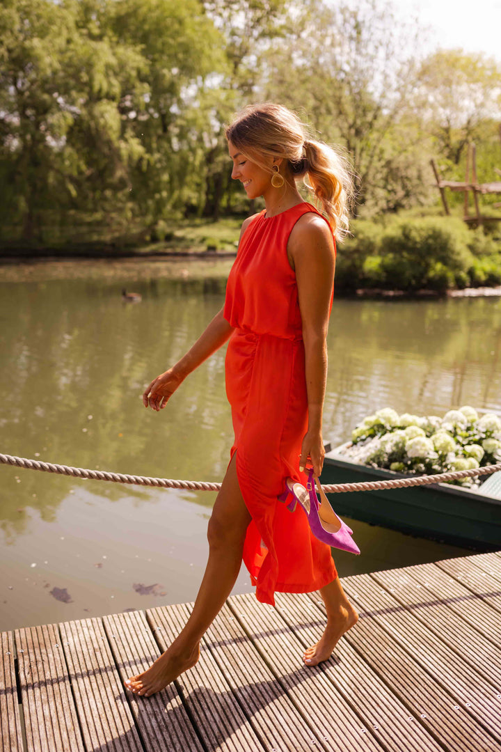 Dames midi jurk: elegant, mouwloos, met chique halskraag en hoge beenslip. Perfecte zomer- of avondjurk.