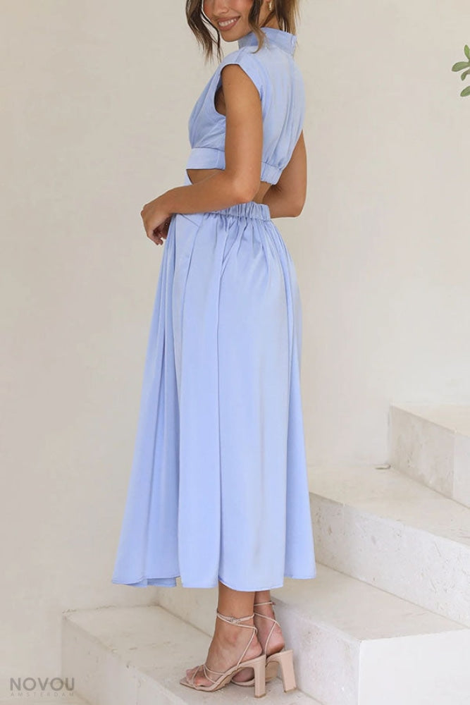 Trendy damesmode: midi zomerjurk met comfortabele col en elegante opening in de taille.