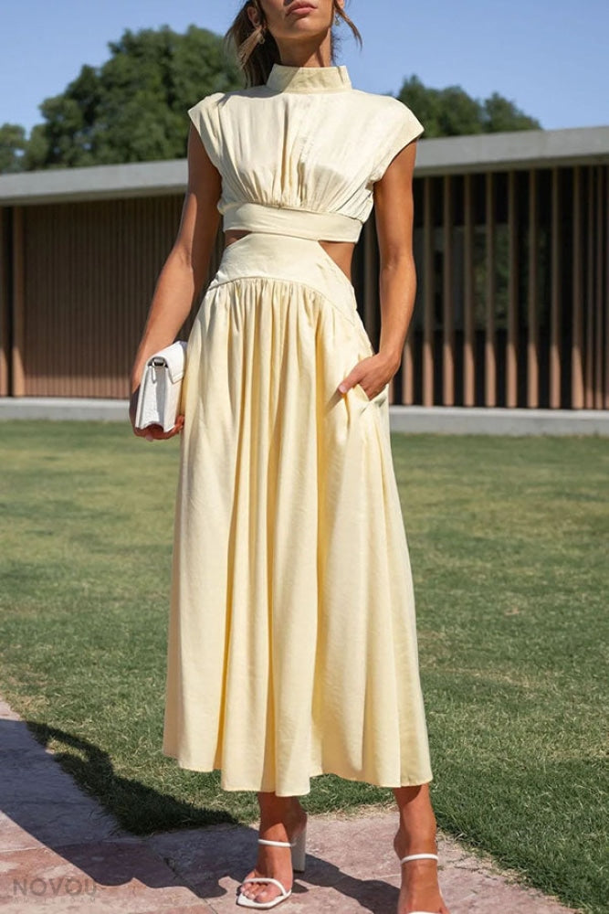 Zomerjurk dames: flatterende pasvorm, midi lengte, hoge col en chique taille-uitsparing.