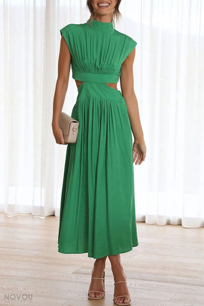 Flatterende midi zomerjurk met colhals en open taille. Perfect voor een stijlvolle zomerlook.