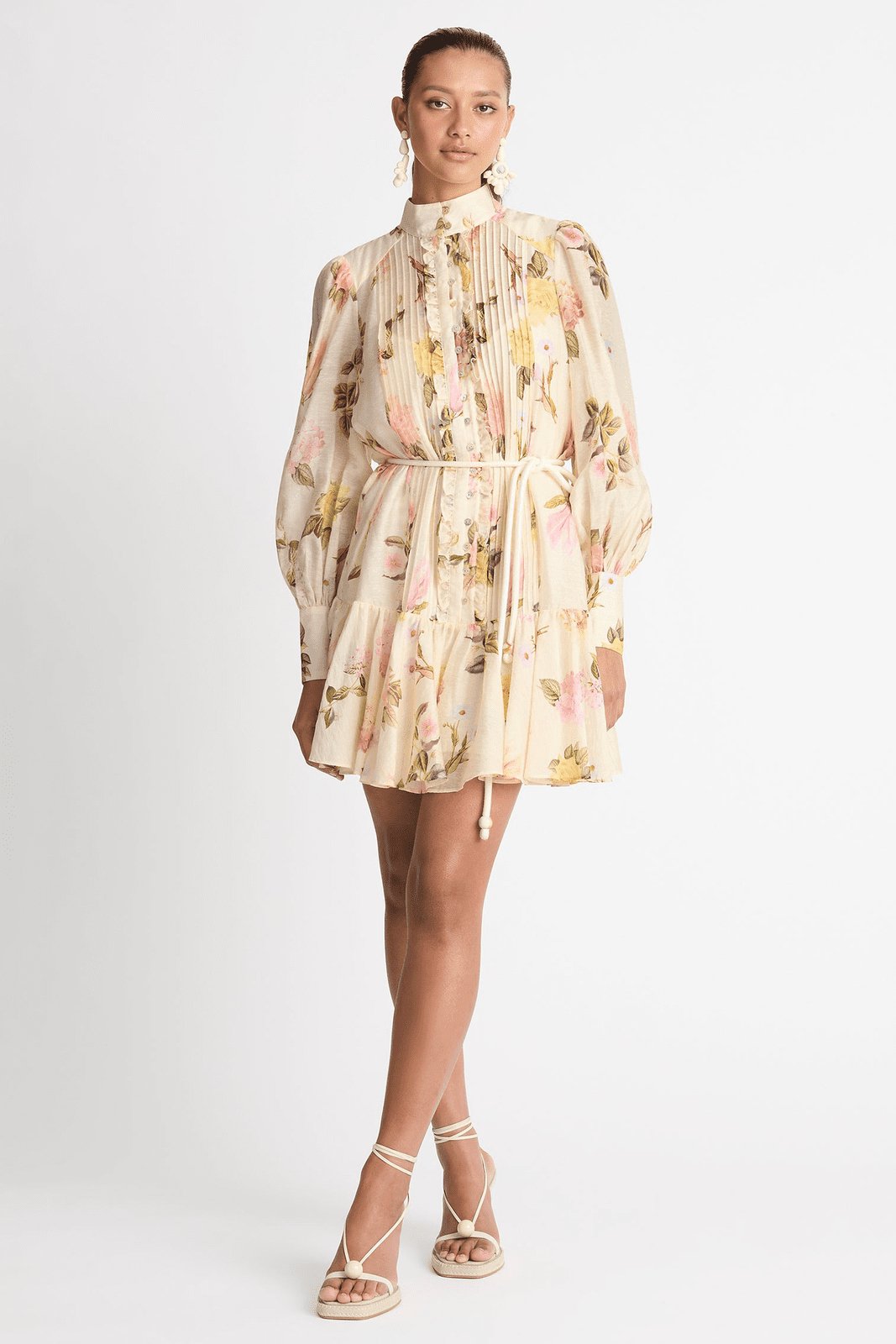 Dames mini hemdjurk Sylvie met speelse bloemenprint en delicate kanten rand, ideaal voor de zomer.